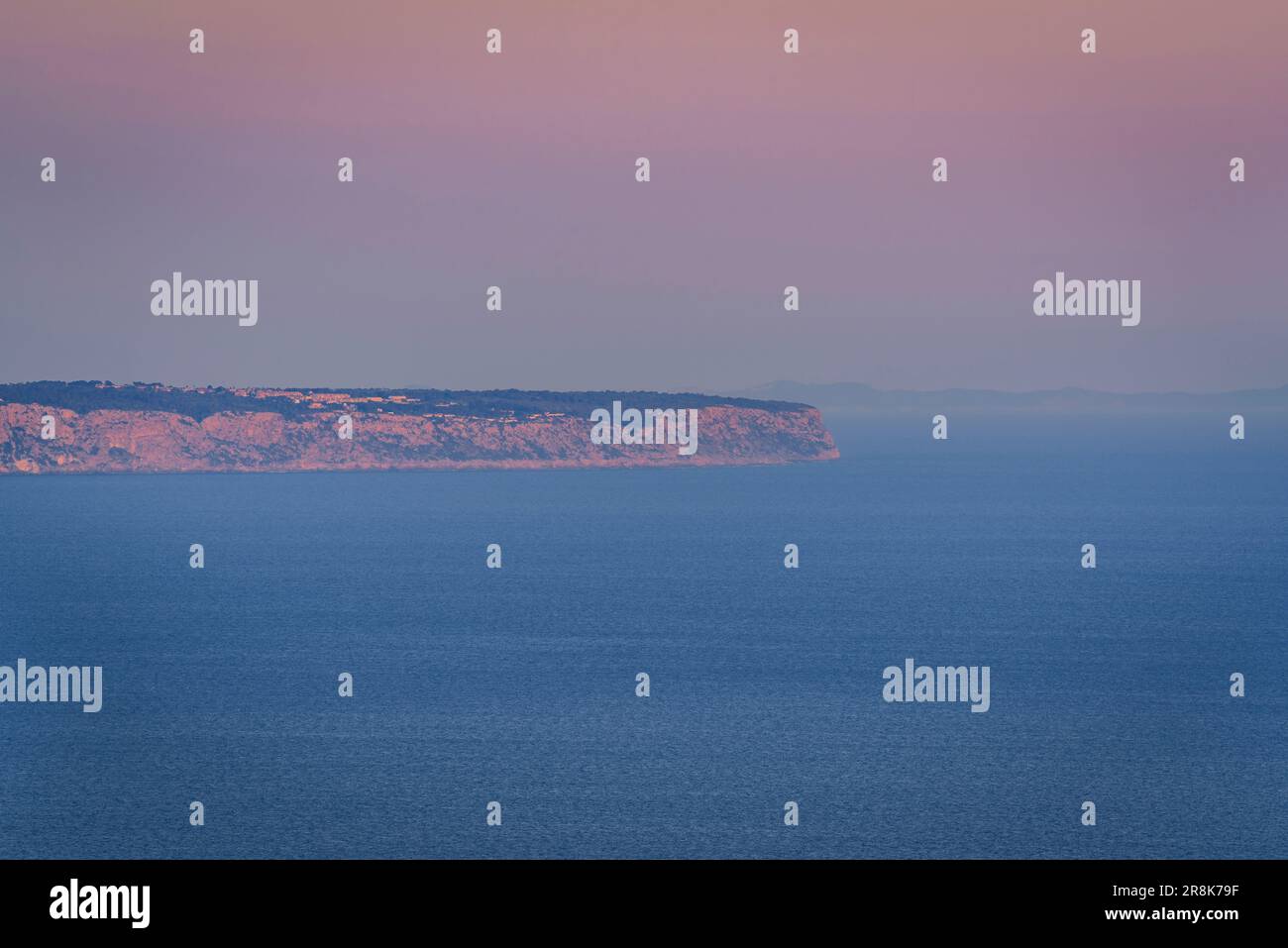 Kap Cap de Regana, östlicher Punkt der Bucht von Palma bei einem trüben Sonnenuntergang (Mallorca, Balearen, Spanien) ESP: Cabo de Regana, en Mallorca Stockfoto