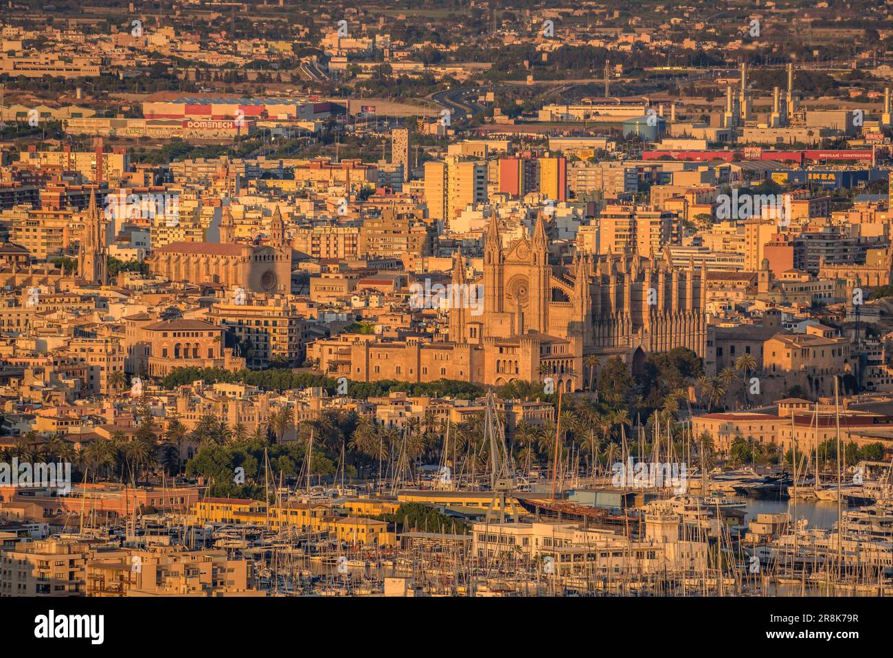 Kathedrale und Stadt Palma de Mallorca bei Sonnenuntergang, vom Aussichtspunkt Na Burguesa aus gesehen (Mallorca, Balearen, Spanien) Stockfoto