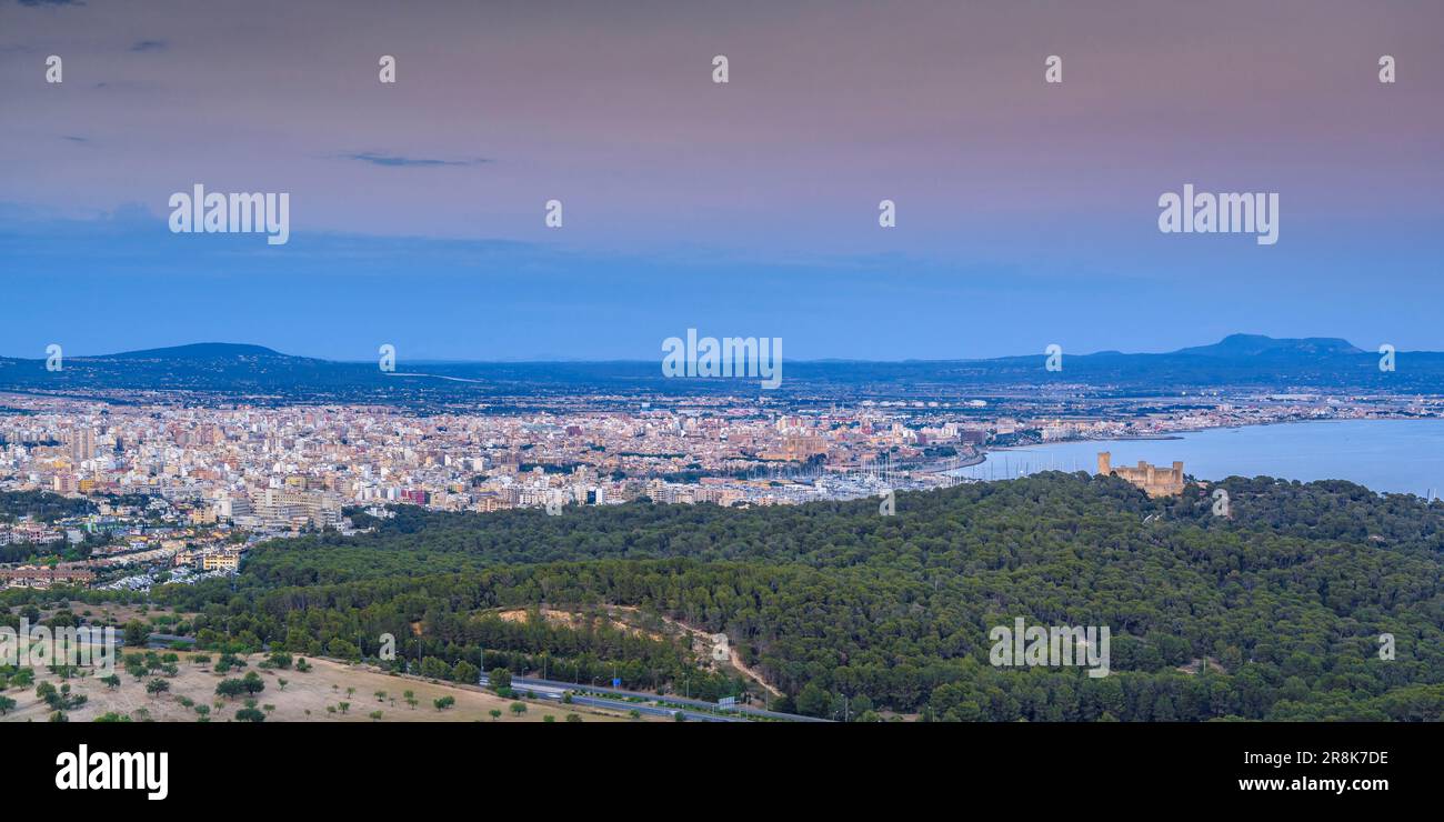 Stadt Palma de Mallorca und Schloss Bellver und Hügel bei Sonnenuntergang, vom Aussichtspunkt Na Burguesa aus gesehen (Mallorca, Balearen, Spanien) Stockfoto