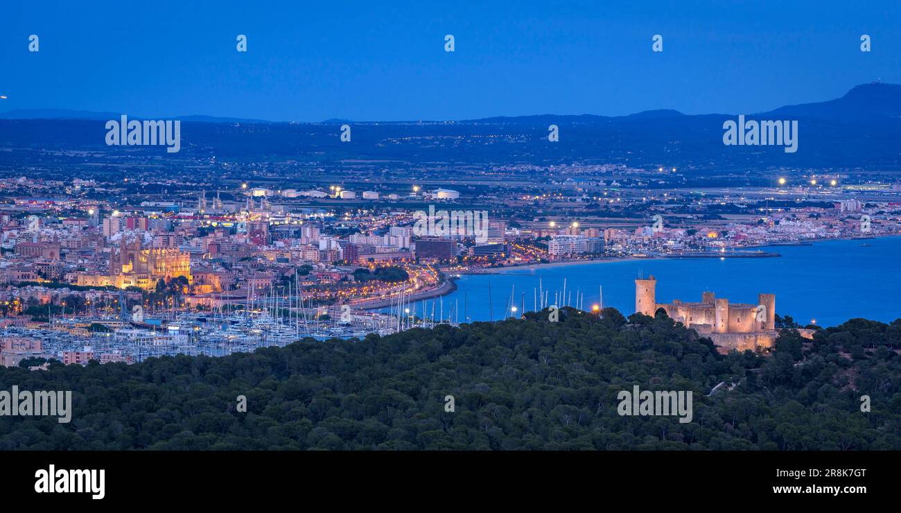 Stadt Palma de Mallorca und Schloss Bellver und Hügel in der Abenddämmerung und zur blauen Stunde, vom Aussichtspunkt Na Burguesa (Mallorca, Balearen) aus gesehen Stockfoto