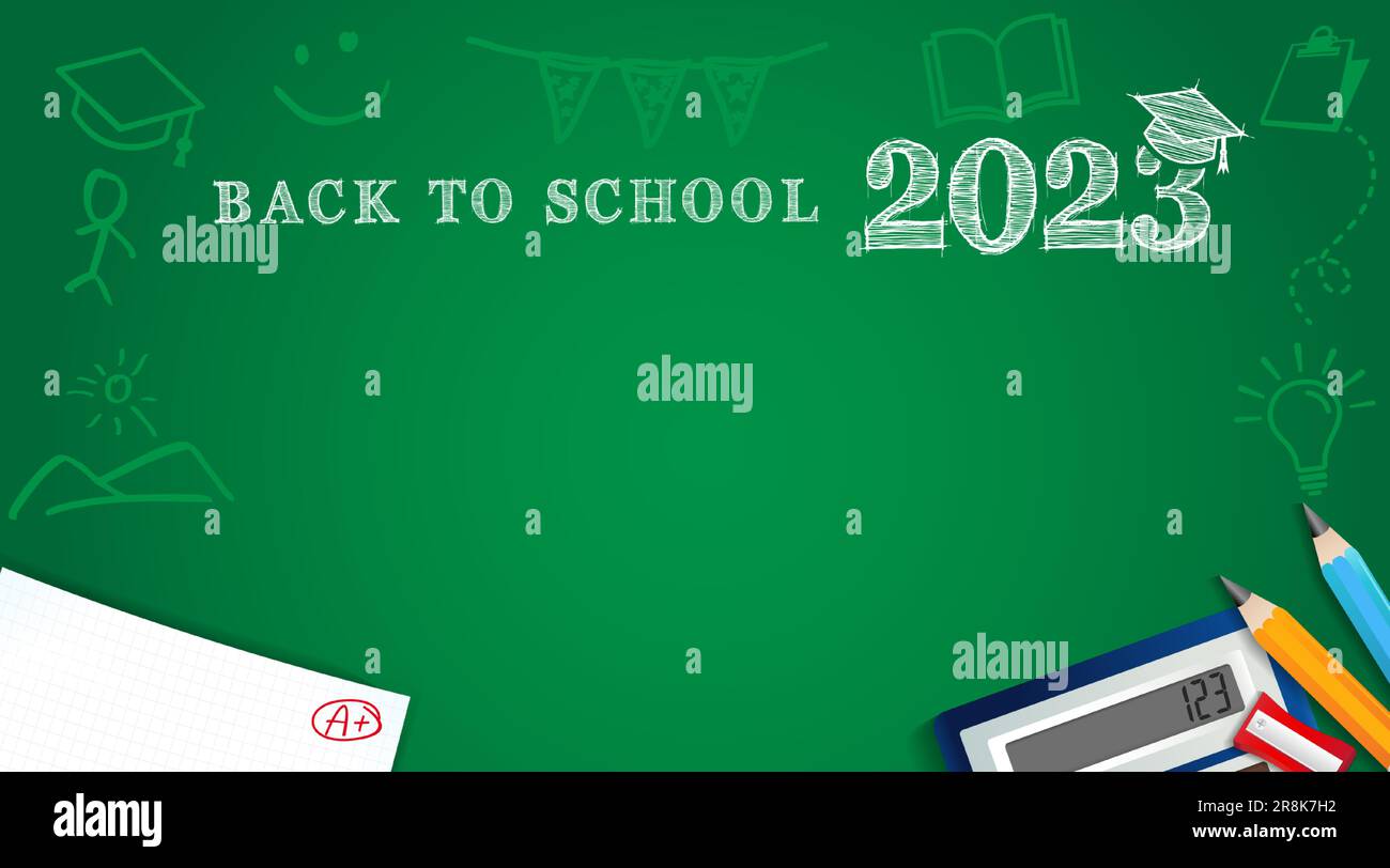Back to School 2023-Poster mit Bleistiften, Schülerprüfung und Taschenrechner auf grünem Tafelhintergrund. Vektordarstellung Stock Vektor