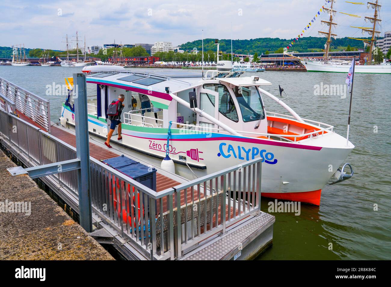 Das Calypso ist ein solarelektrisches Flussshuttle-Boot, das die seine in Rouen, Normandie, Frankreich, überquert - kohlenstofffreier öffentlicher Fluss Stockfoto