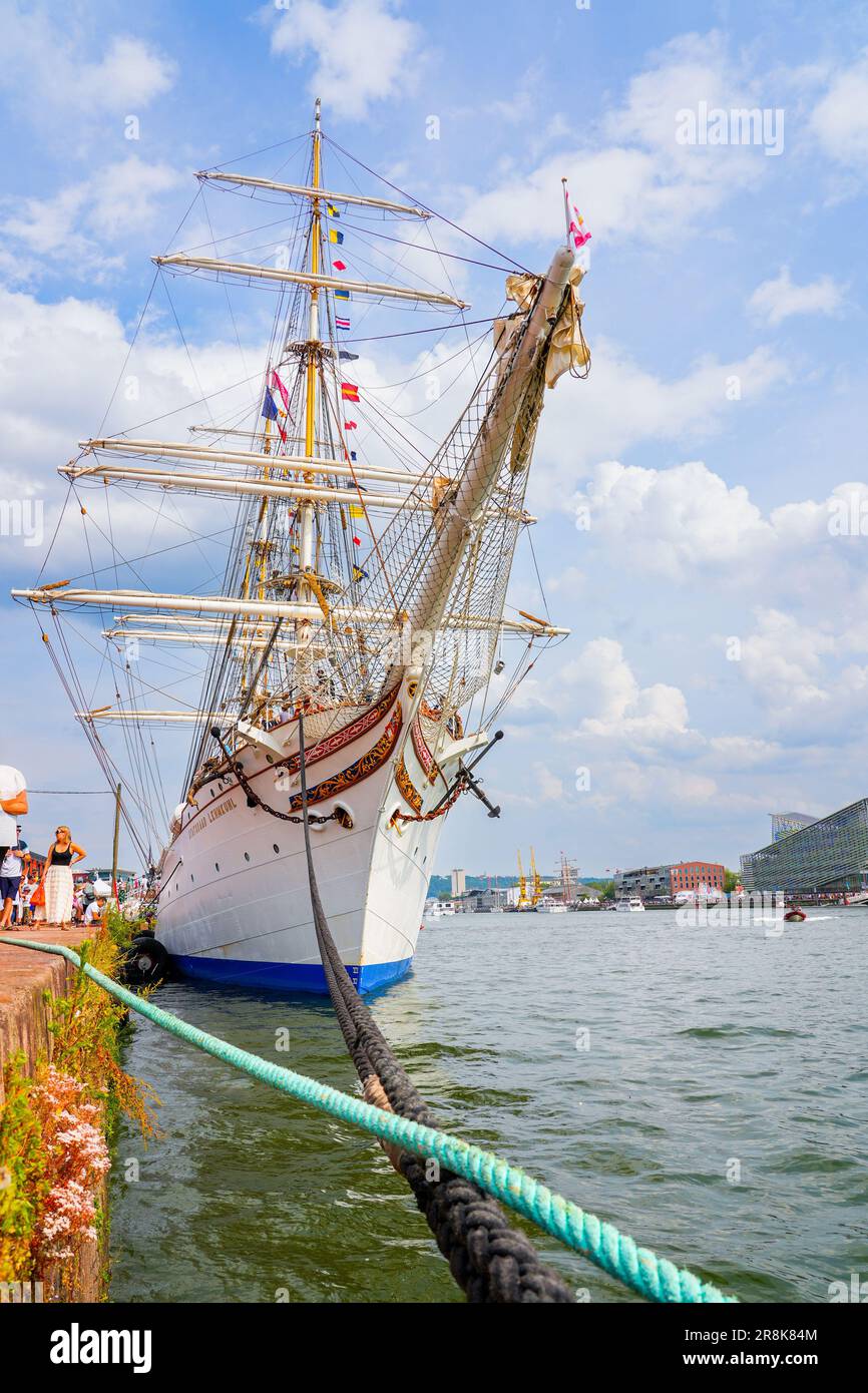 Rouen, Frankreich - 17. Juni 2023: Bug der norwegischen Dreimastgrille „Statsraad Lehmkuhl“, die an den Kais der seine in Rouen in der Normandie festgemacht ist Stockfoto