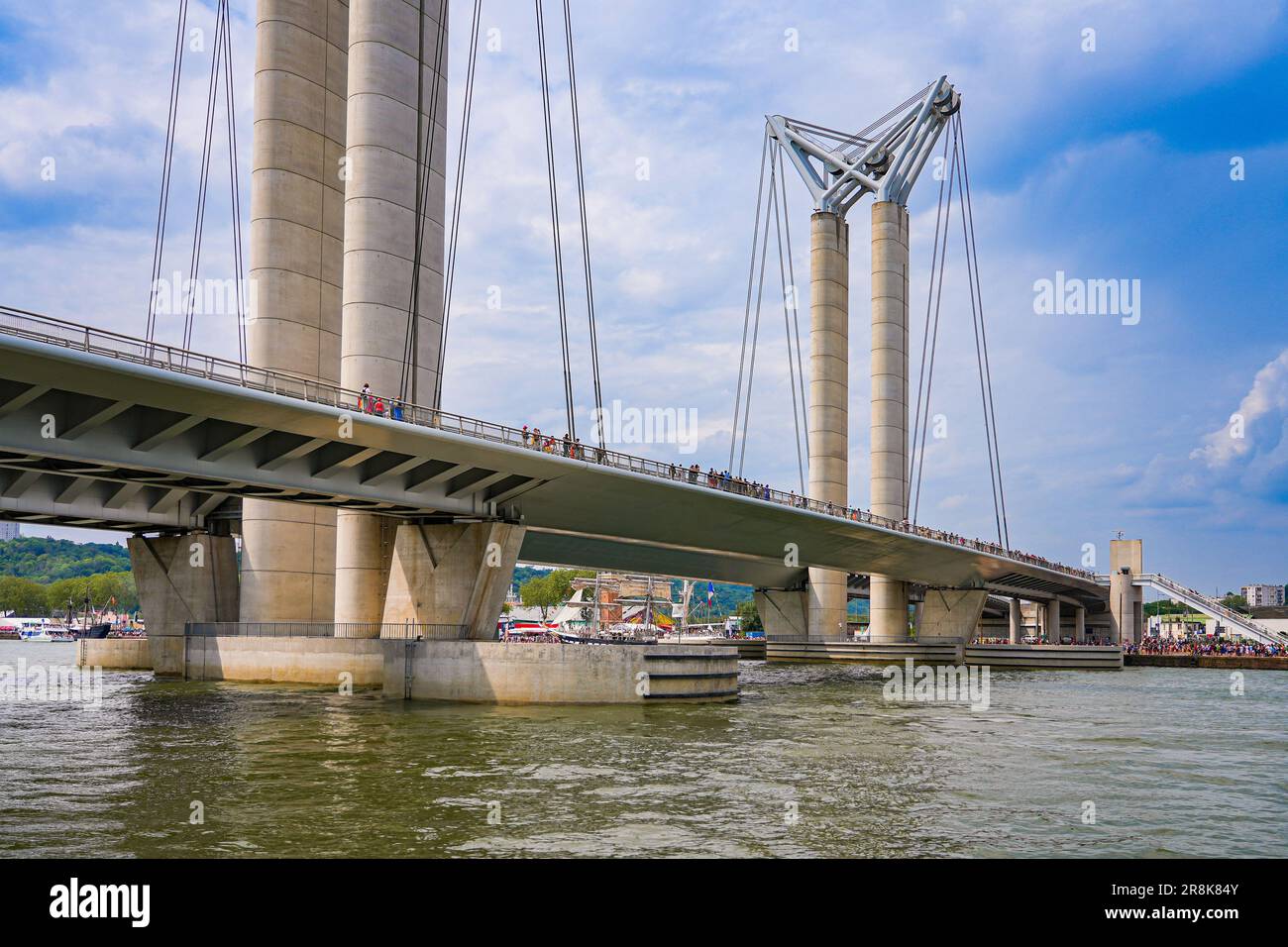 Die Gustave-Flaubert-Brücke über die seine in Rouen, Normandie, ist eine Brücke mit vertikalem Aufzug, benannt nach dem geborenen Schriftsteller aus dem 19. Jahrhundert und Stockfoto