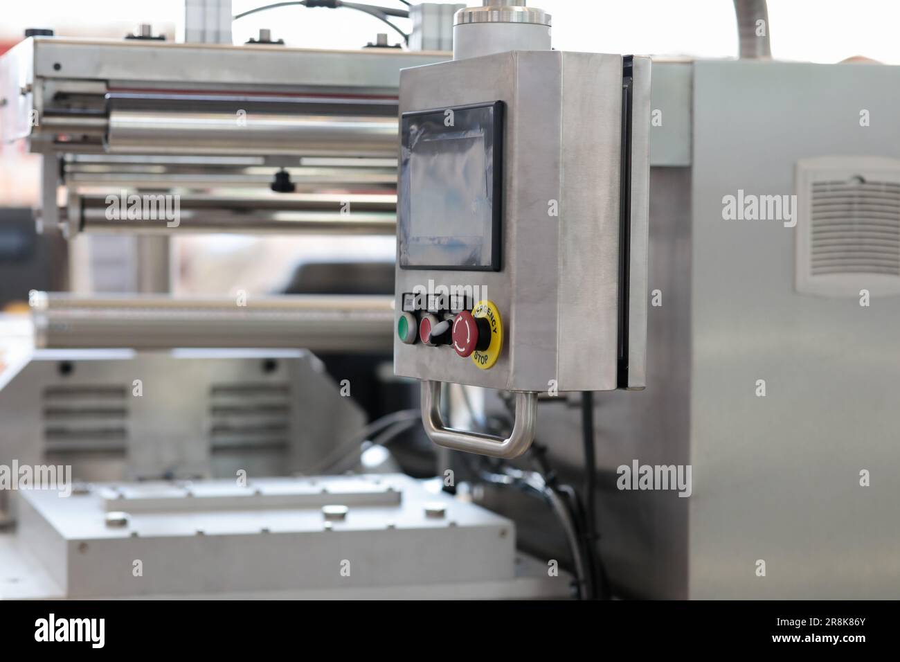Schalttafel der automatisierten Verpackungsmaschine in der Lebensmittelproduktion. Selektiver Fokus. Stockfoto