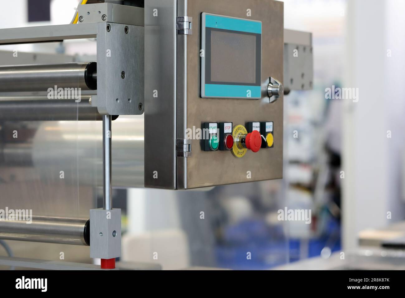 Bedienungspaneel der automatischen Kunststoff-Abdichtungsmaschine. Selektiver Fokus. Stockfoto