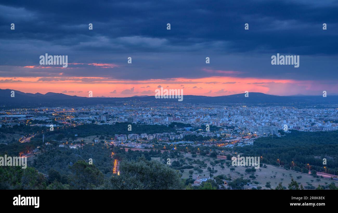 Die Stadt Palma de Mallorca bei Sonnenaufgang, vom Aussichtspunkt Na Burguesa aus gesehen (Mallorca, Balearen, Spanien) ESP: Ciudad de Palma de Mallorca Stockfoto