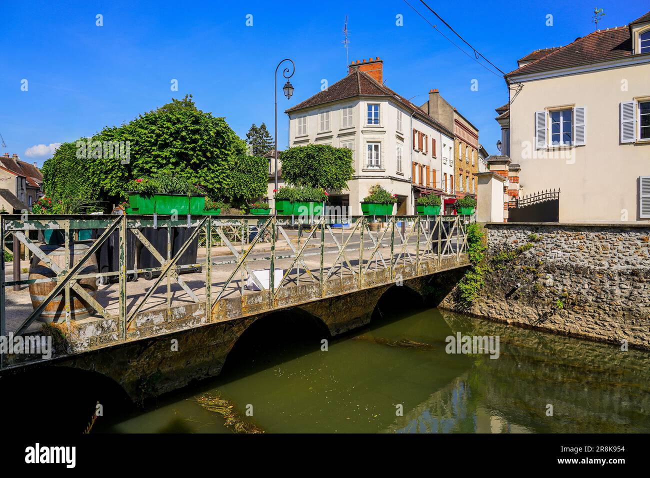 Brücke in Crécy la Chapelle, einem Dorf des französischen Departements seine et Marne in der Region Paris, das aufgrund des G oft als „kleines Venedig von Brie“ bezeichnet wird Stockfoto