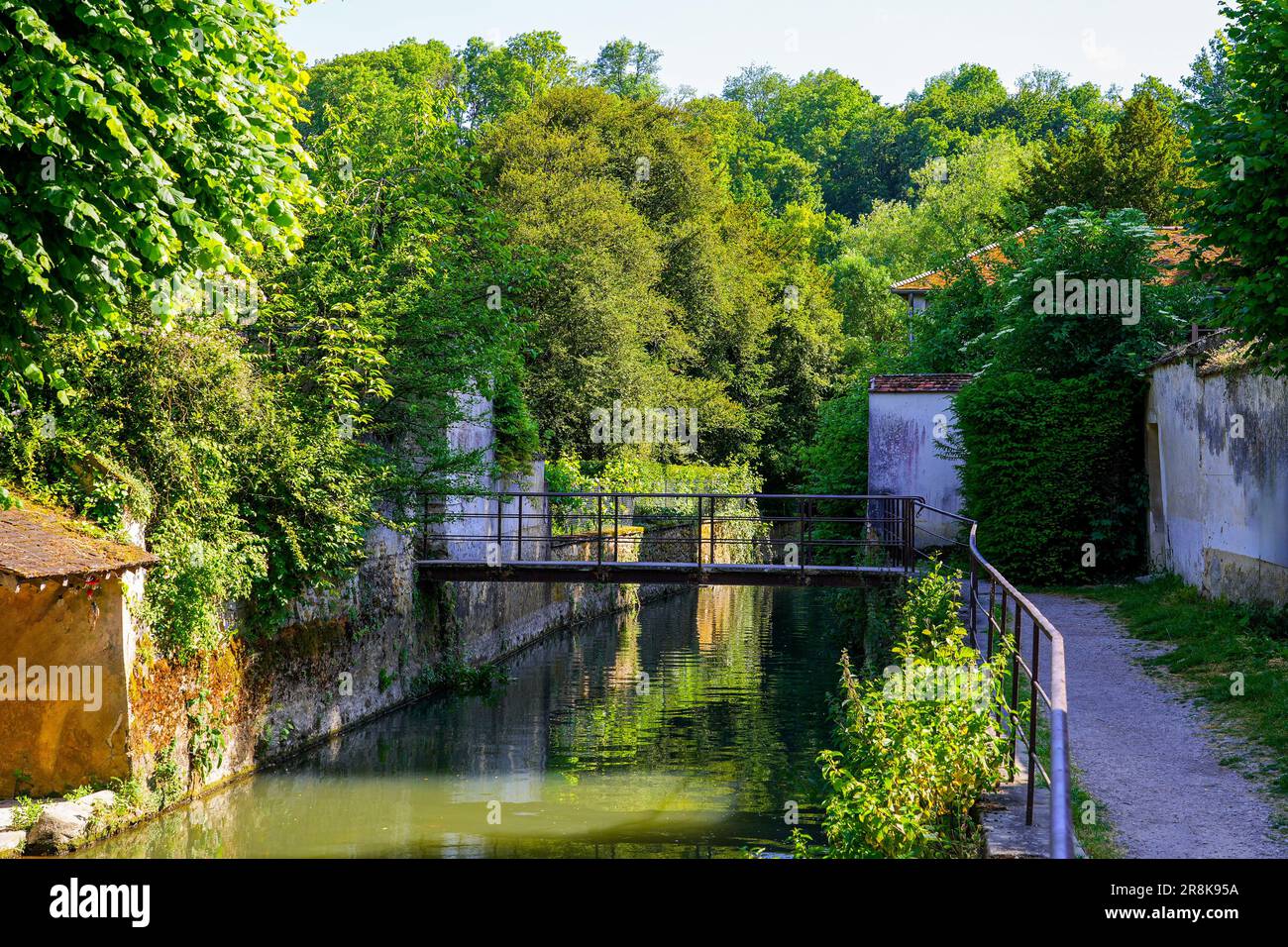 Brücke in Crécy la Chapelle, einem Dorf des französischen Departements seine et Marne in der Region Paris, das aufgrund des G oft als „kleines Venedig von Brie“ bezeichnet wird Stockfoto