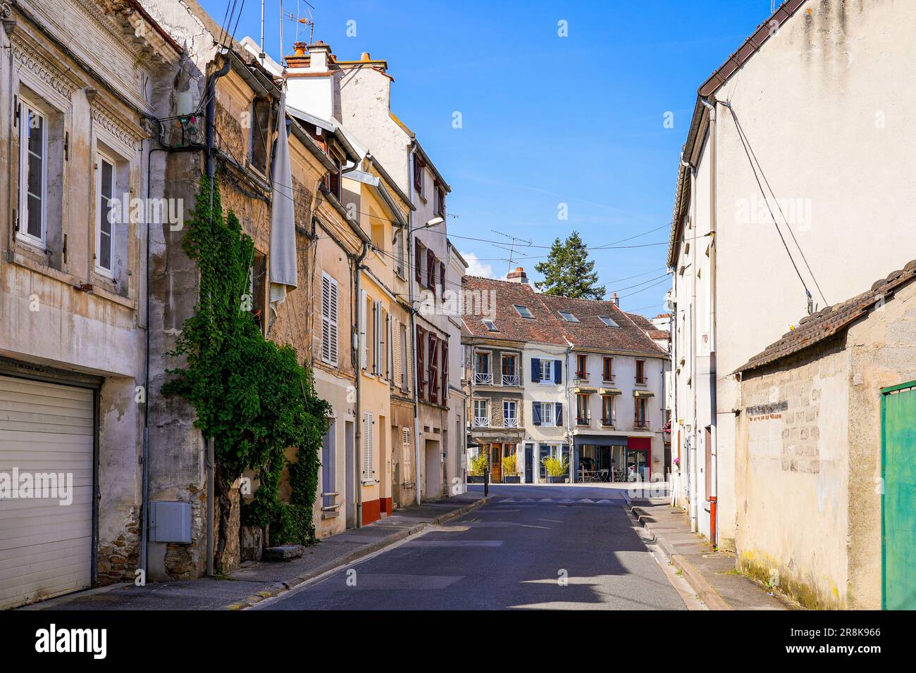 Hauptstraße von Crécy la Chapelle, einem Dorf des französischen Departements seine et Marne in der Region Paris, das wegen oft den Spitznamen „kleines Venedig von Brie“ trägt Stockfoto