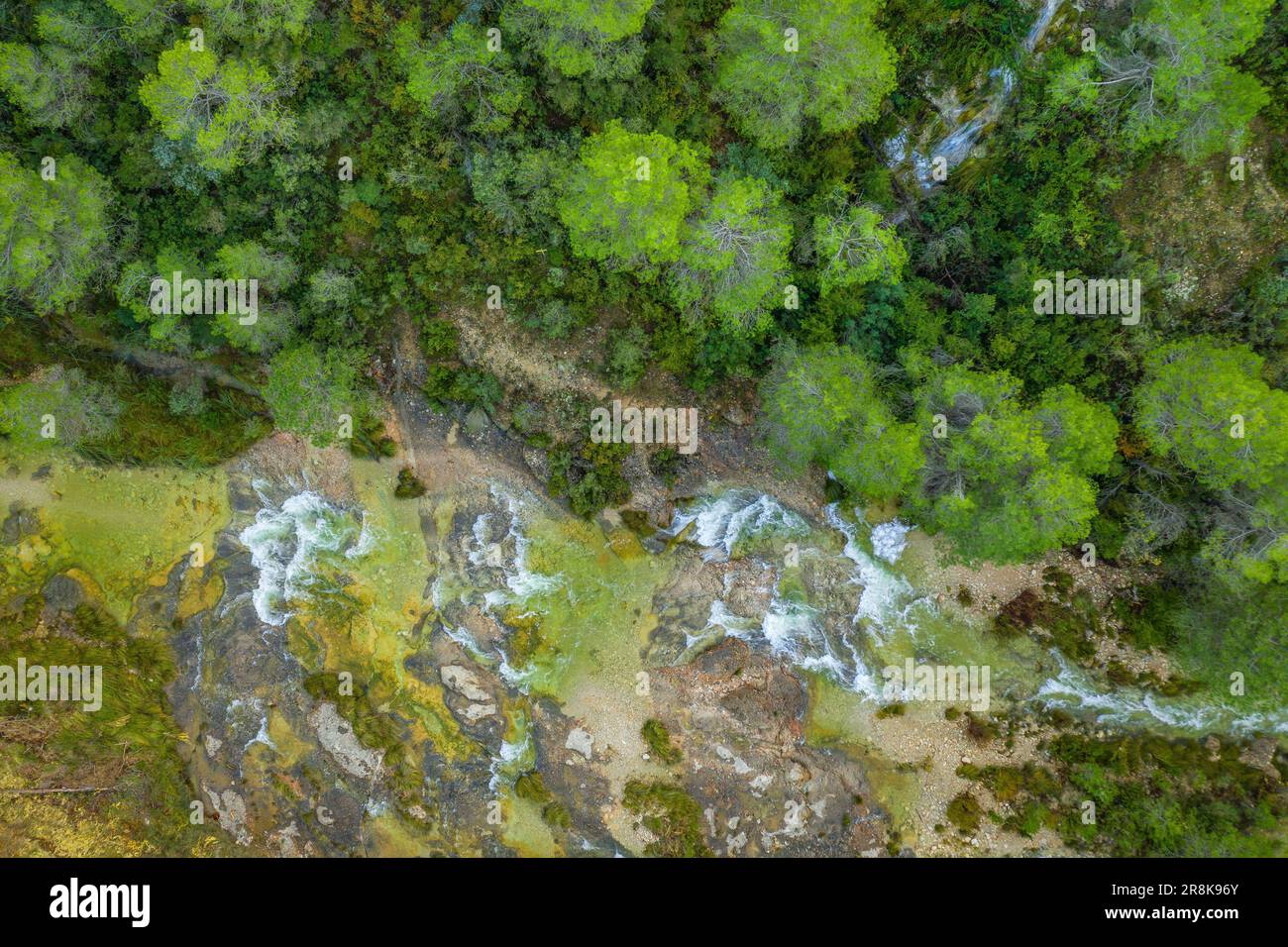 Zenithaler Blick auf die Algars aus der Vogelperspektive, in den Els Häfen / Los Puertos Naturpark, mit einem großen Fluss nach starken Regenfällen (Terra Alta, Tarragona, Spanien) Stockfoto