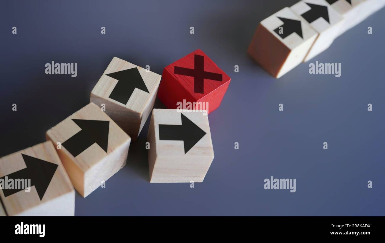 Holzblöcke mit Pfeil und Fehlersymbol. Verzögerungen und Unterbrechungen, Prozessunterbrechung, Konzept für kritische Fehler Stockfoto