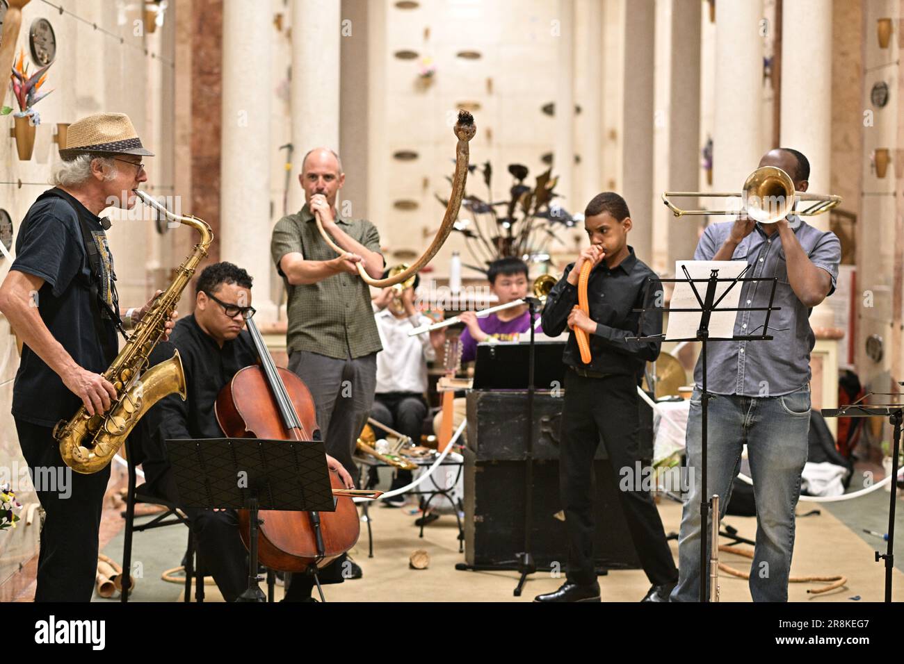 Oakland, Kalifornien, Usa. 21. Juni 2023. Avantgardistische Musiker treten im Garden of Memory auf, einem avantgardistischen Musikevent, das jeden Sommer in der Kapelle der Chimes stattfindet. Justin Benttinen/Alamy Live News Stockfoto