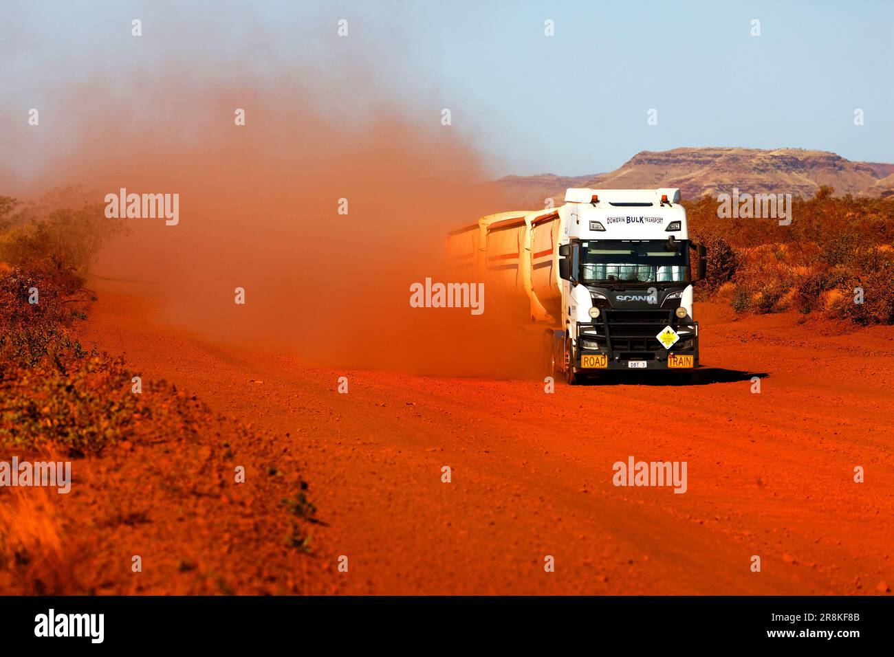 Großer Lastwagen nähert sich auf einer roten Feldstraße, Pilbara, Westaustralien Stockfoto