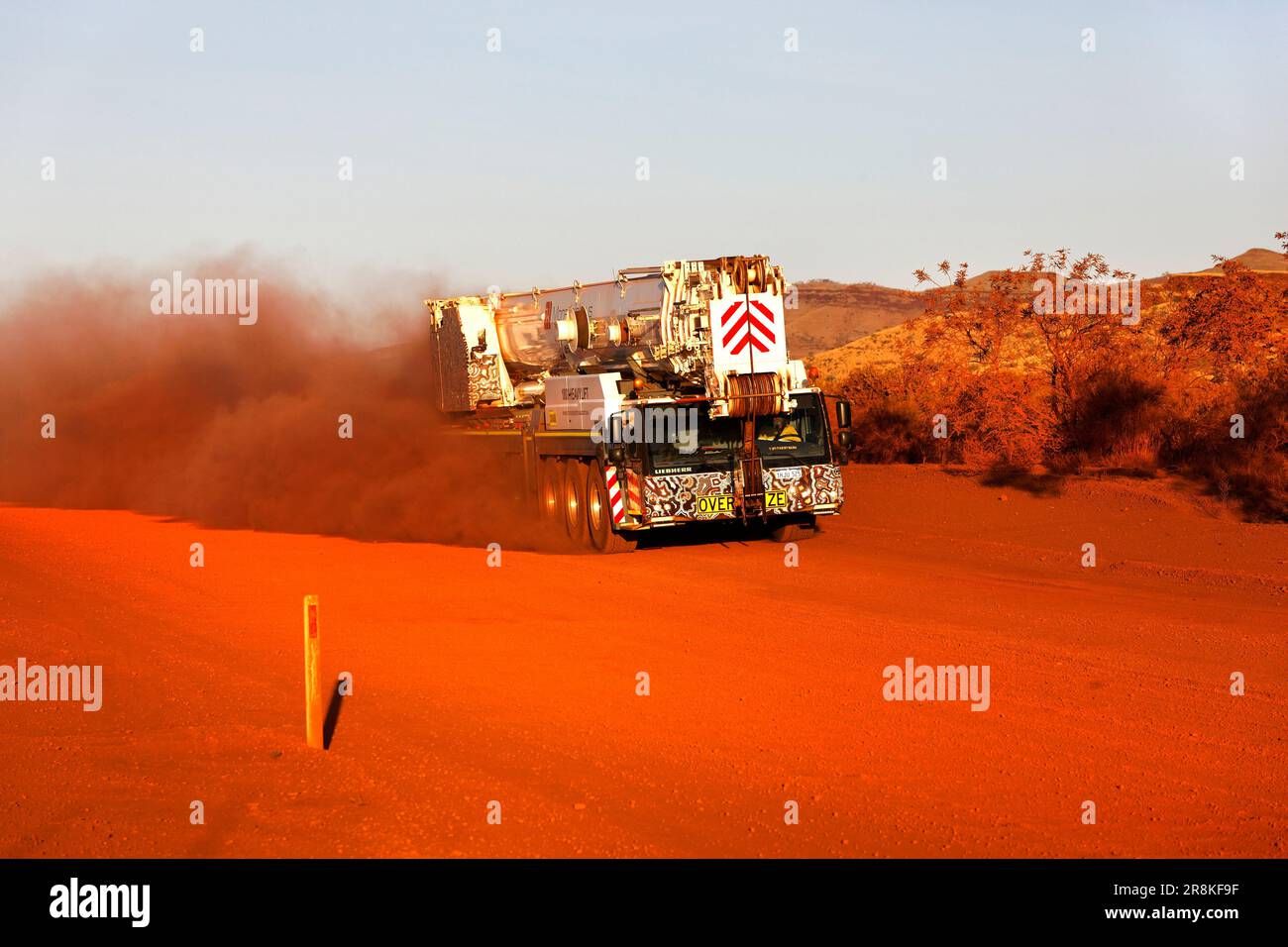 Liebherr-Kranwagen nähert sich auf einer roten Feldstraße, Pilbara, Westaustralien Stockfoto
