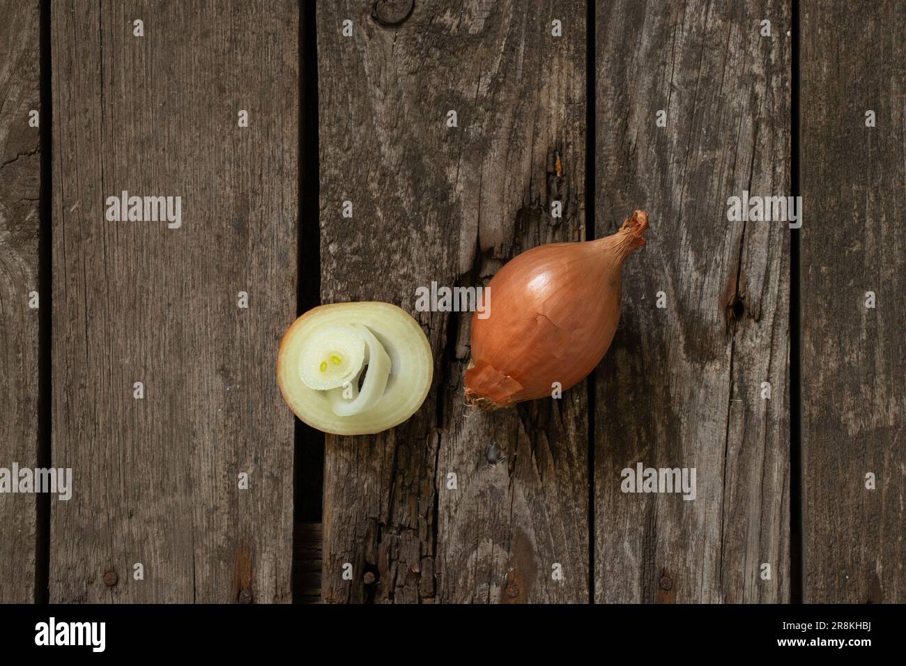 Gehackte Zwiebeln liegen auf einem Holzbrett Stockfoto