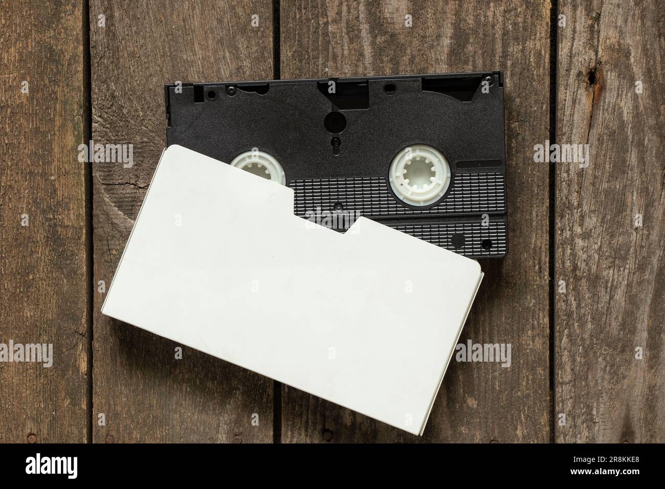 DVD-Kassette mit weißer Nahaufnahme, Technologie, alte Kassette Stockfoto