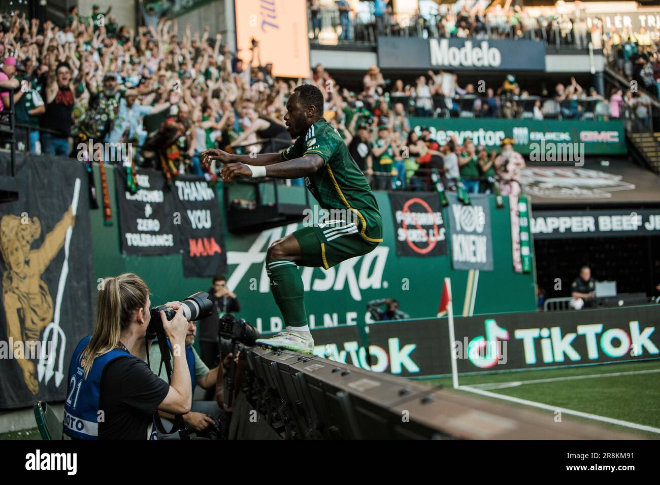 Los Angeles, Kalifornien, USA. 21. Juni 2023. FRANCK BOLI von den MLS Portland Timbers feiert am 21. Juni 2023 bei einem Spiel im Providence Park in Portland, Oregon, ein Tor (Bild: © Alex Cave/ZUMA Press Wire) NUR REDAKTIONELLE VERWENDUNG! Nicht für den kommerziellen GEBRAUCH! Stockfoto