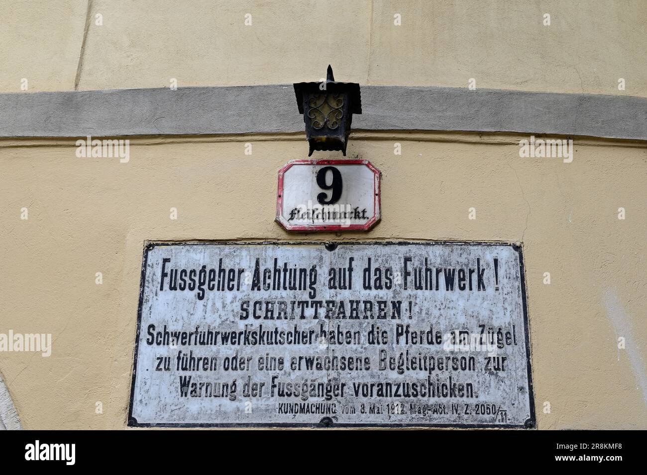 Wien, Österreich. Ab 8. Mai 1912 an Bord gehen. Fußgänger, passt auf den Wagen auf Stockfoto