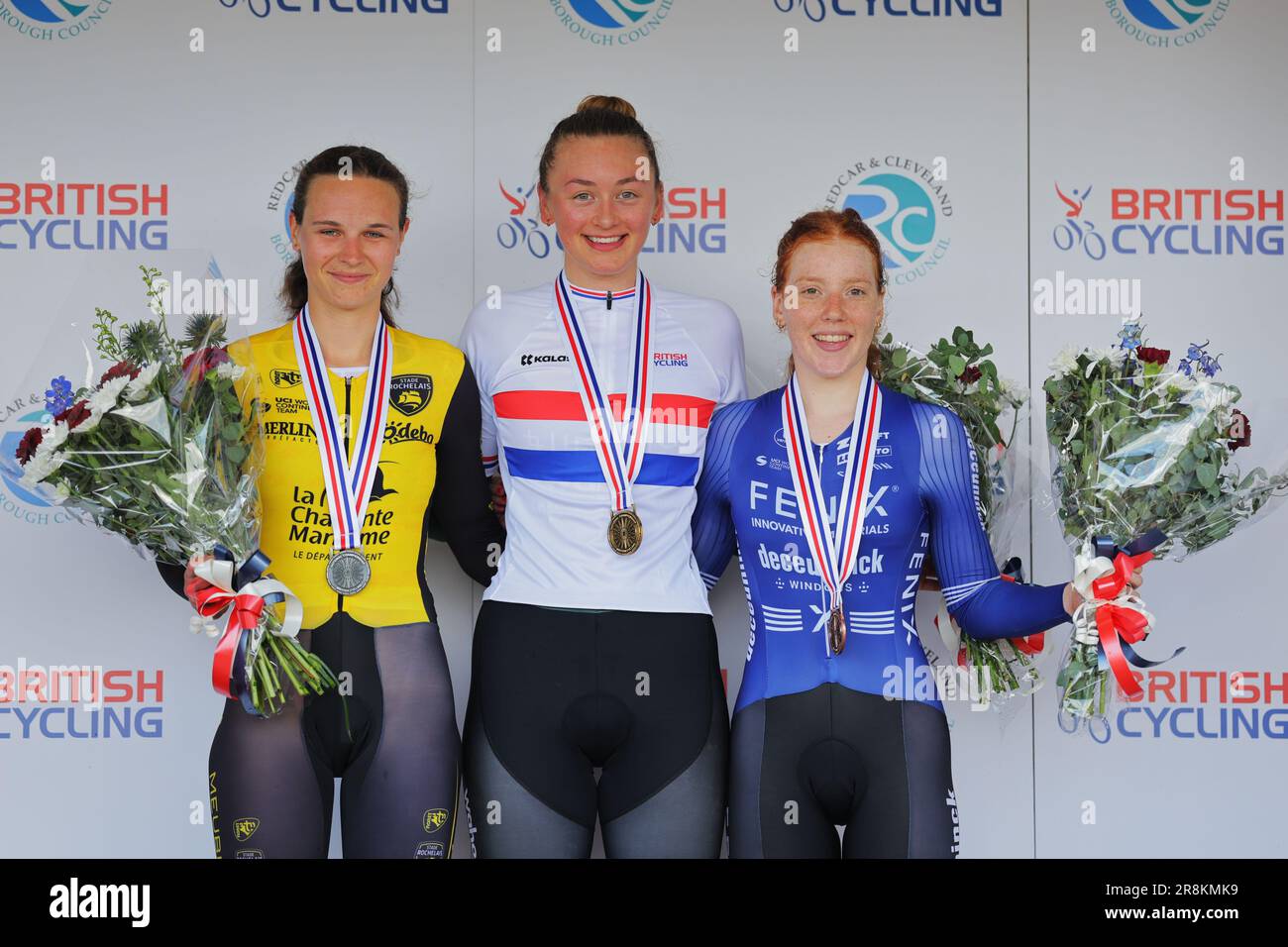 Foto von Alex Whitehead/SWpix.com - 21/06/2023 - Radfahren - 2023 British National Road Championships - Croft Circuit, Darlington, England – U23-Zeitversuch für Frauen – Madelaine Leech von Lifeplus Wahoo gewinnt mit Lucy Gadd von Stade Rochelais Charente-Maritime im zweiten und Flora Perkins vom Fenix-Deceuninck Development Team im dritten Platz beim Podium Credit: SWpix/Alamy Live News Stockfoto