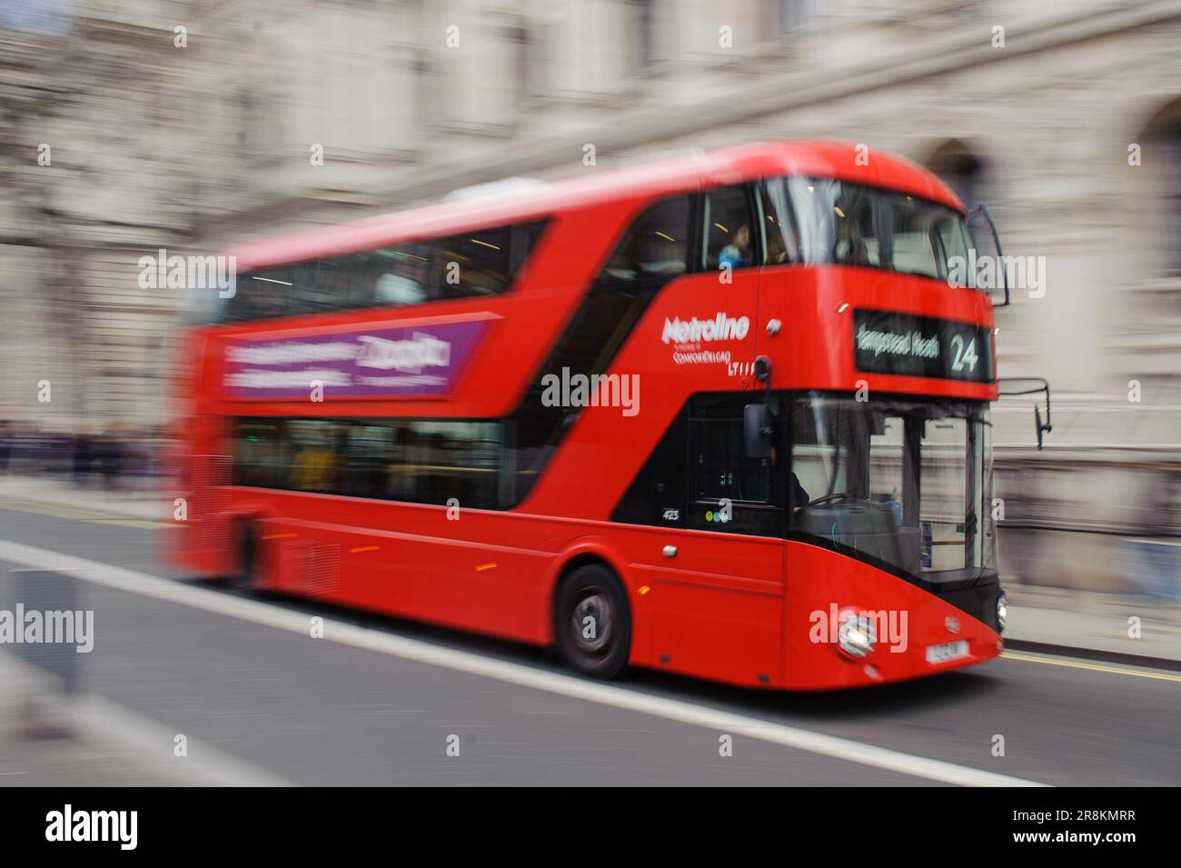Aktenfoto vom 22.03/14 eines Londoner Busses im Zentrum von London, da nachhaltige finanzielle Unterstützung für Busdienste in England unerlässlich ist, hat der Vorsitzende des Verkehrsausschusses gewarnt. Iain Stewart begrüßte die Ankündigung der Regierung im Mai, bis 2025 zusätzliche Mittel bereitzustellen, forderte jedoch mehr Sicherheit über dieses Datum hinaus. Ausgabedatum: Donnerstag, 22. Juni 2023. Stockfoto