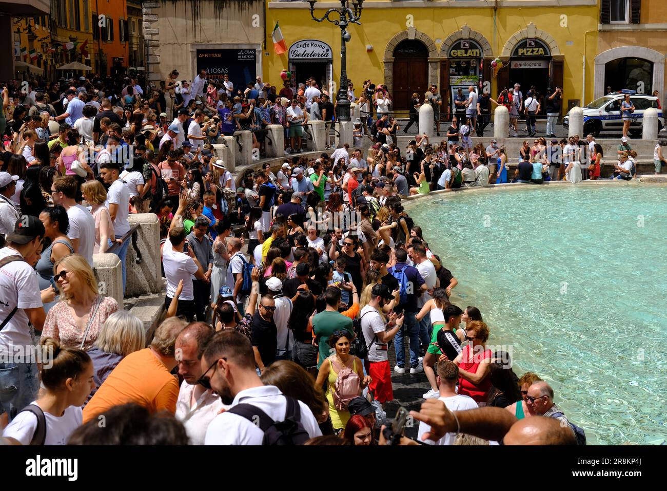 Am Trevi-Brunnen in Rom, Italien, versammeln sich Menschenmassen Stockfoto
