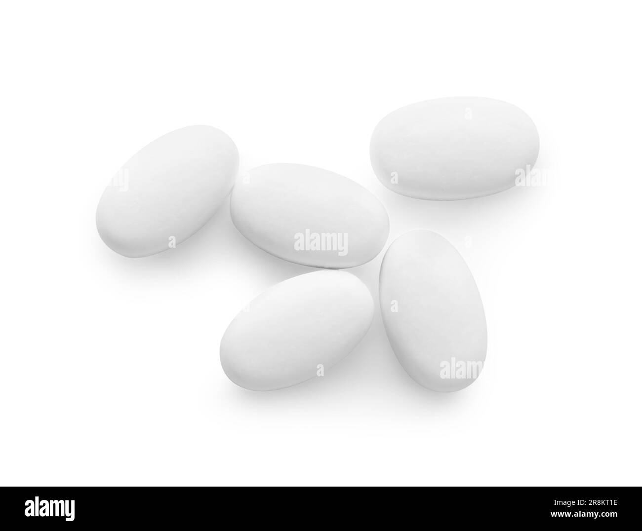 Leckere Minzbonbons auf weißem Hintergrund, Draufsicht Stockfoto