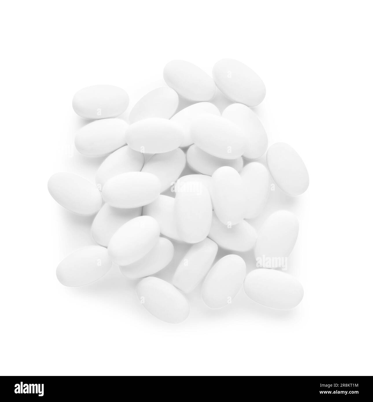 Leckere Minzbonbons auf weißem Hintergrund, Draufsicht Stockfoto