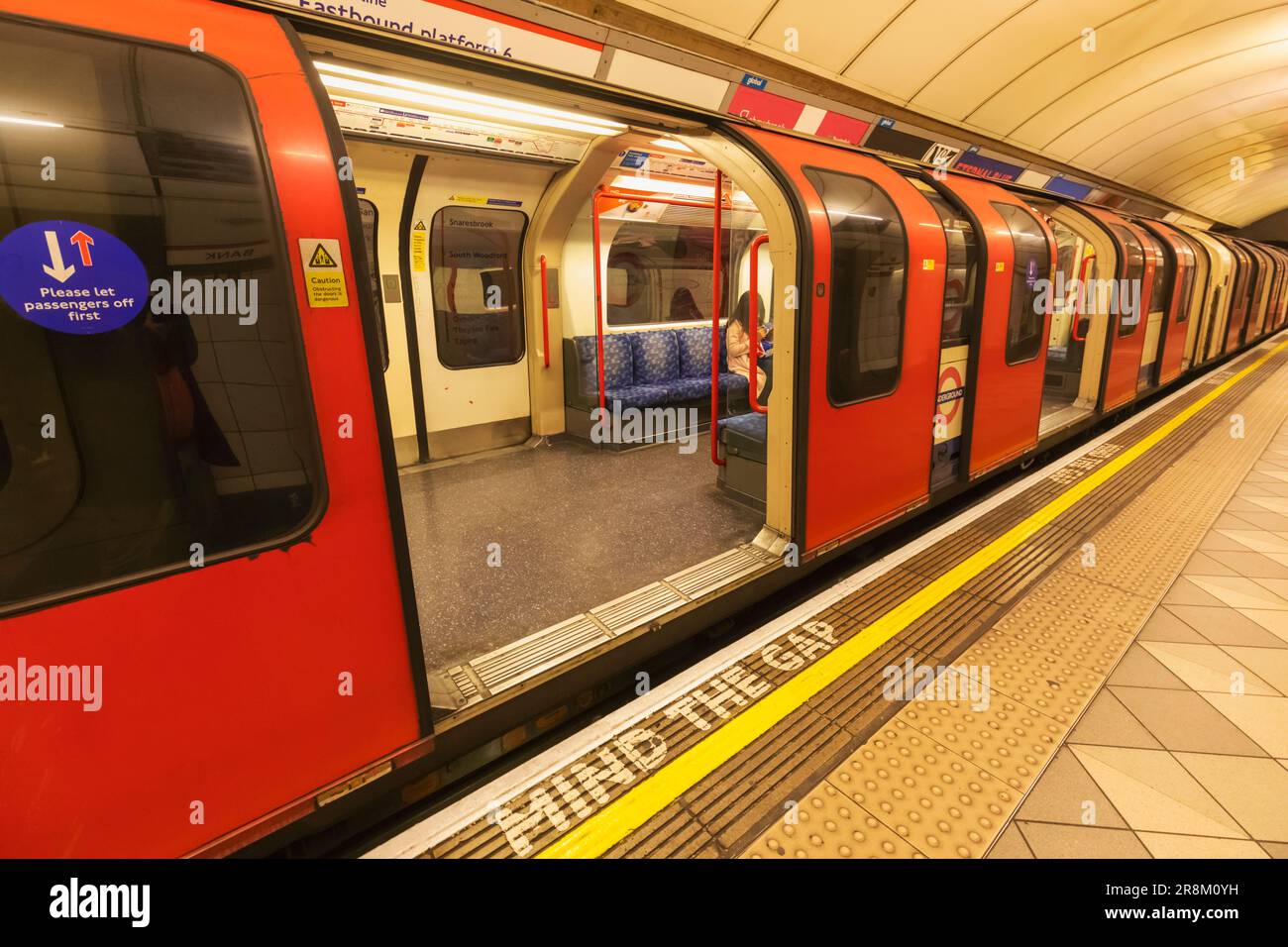 England, London, London U-Bahn, stationärer Zug mit Mind the Gap Schild Stockfoto