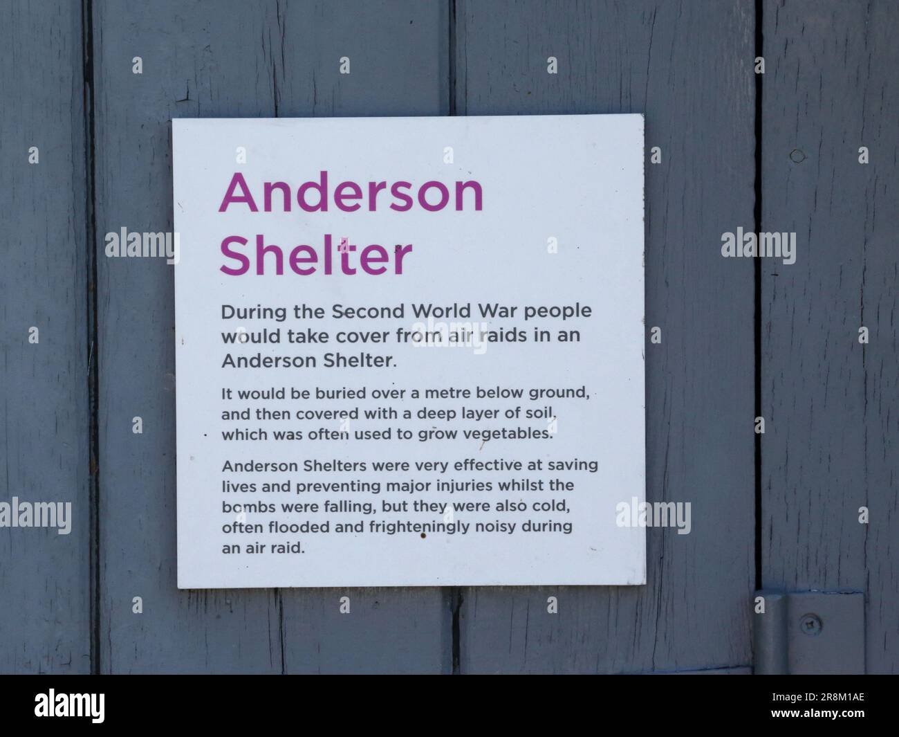 Unterschreiben Sie am Anderson Shelter aus dem Zweiten Weltkrieg in Porthcurno, Cornwall, Großbritannien Stockfoto