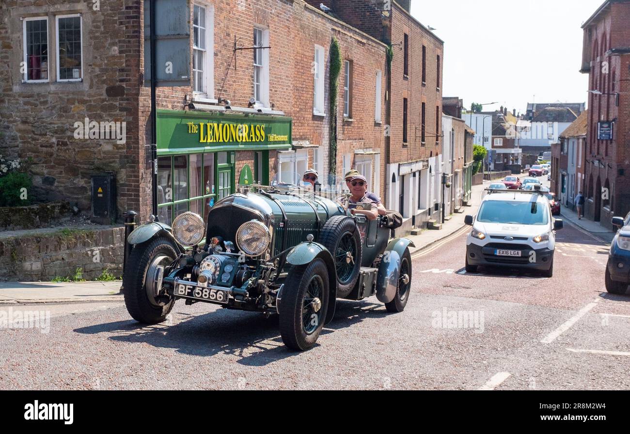Rye East Sussex , England Großbritannien - die Autos von Old Bentley fahren durch Rye Stockfoto