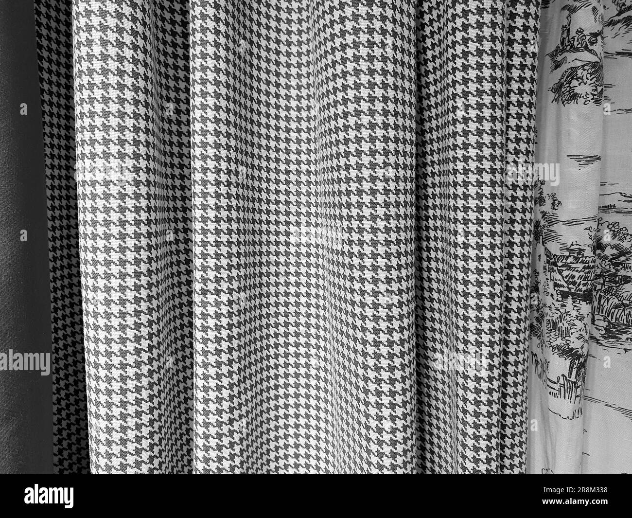 Schwarz-weiße Vorhänge, karierter Stoff mit Hahnentrittmuster. Baumwoll-Textil-Hintergrundstruktur, gewellt. Vorhänge bei der Ladenausstellung, Vorführung Stockfoto