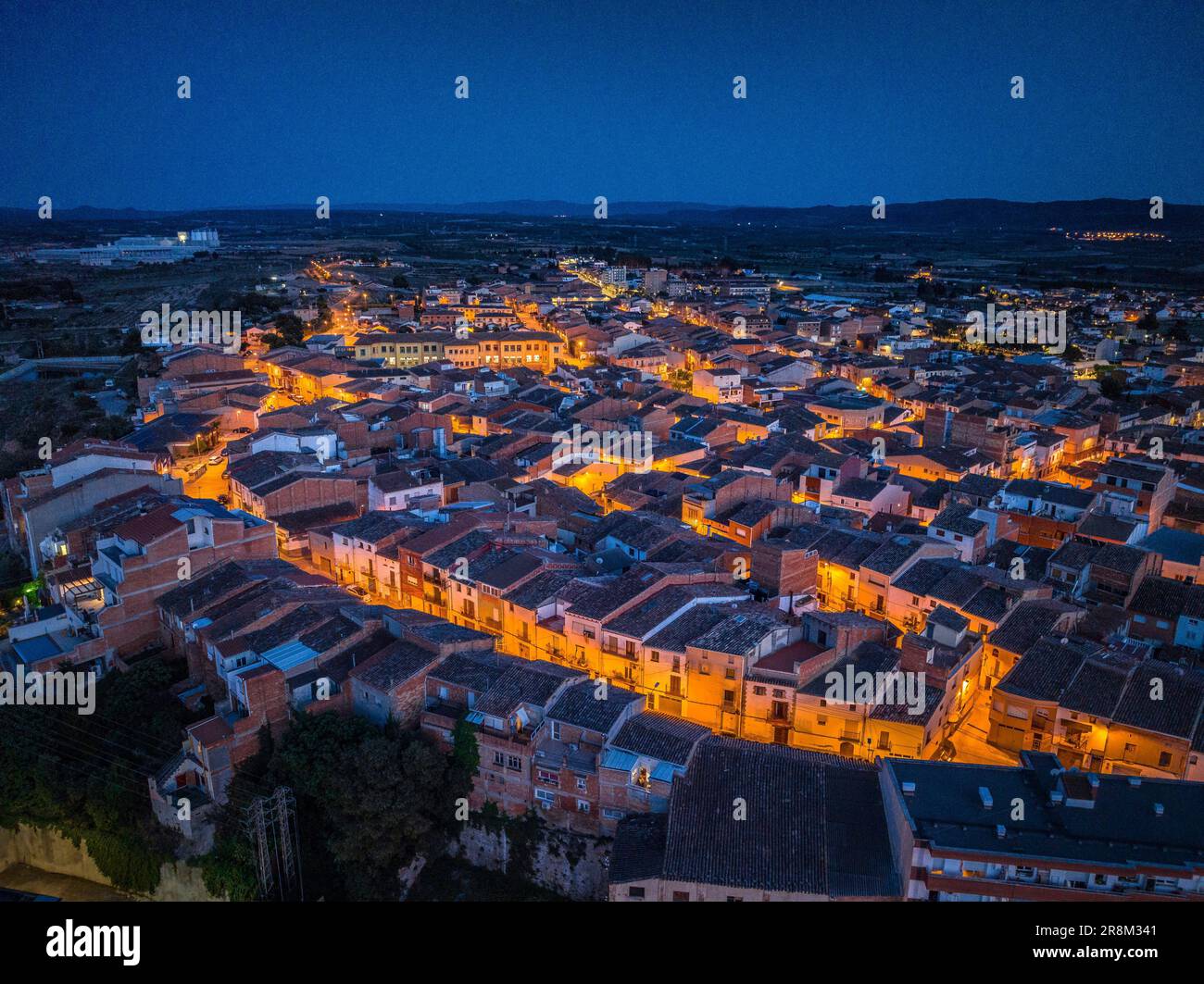 Luftaufnahme der Stadt Les Borges Blanques bei Dämmerung und Nacht (Les Garrigues, Lleida, Katalonien, Spanien) ESP Vista aérea de las Borges Lérida Stockfoto