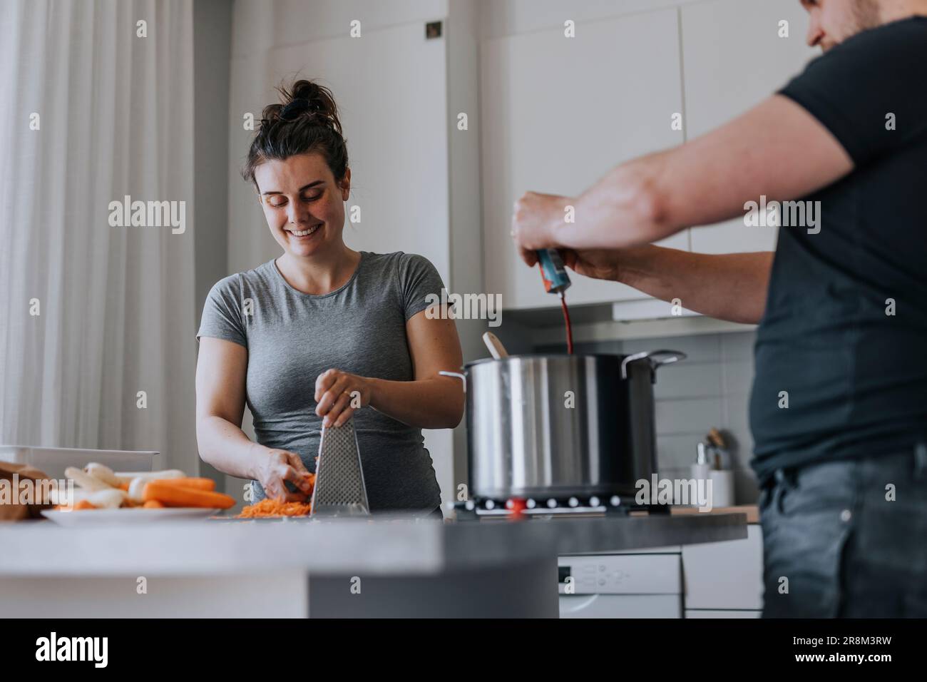 Ein Paar in der Küche bereitet zusammen Essen zu Stockfoto