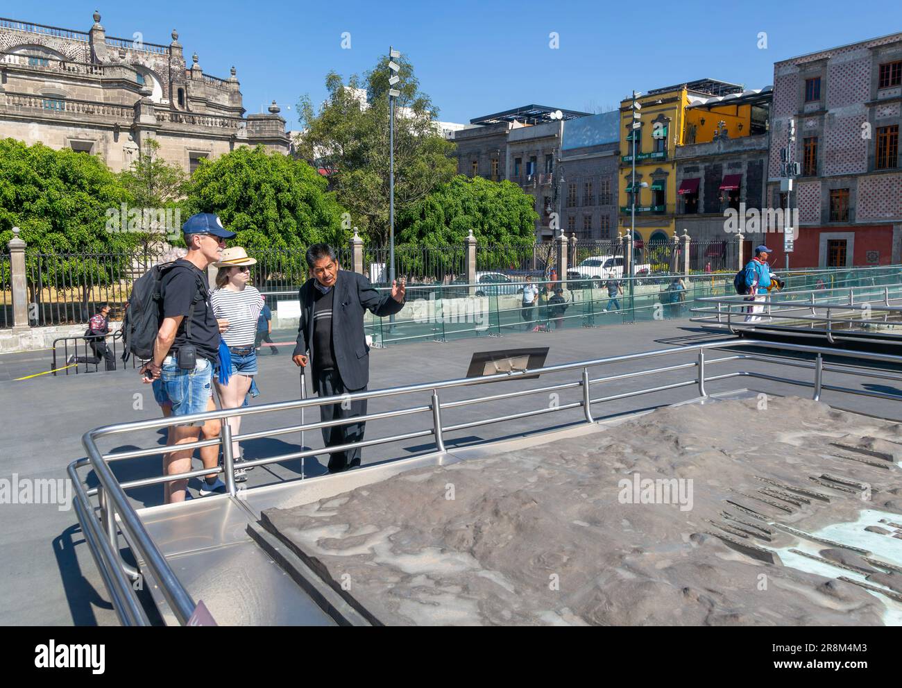 Reiseleiter und Touristen am Modell von La Cuenca de Mexico, Templo Mayor, Mexico City, Mexiko Stockfoto
