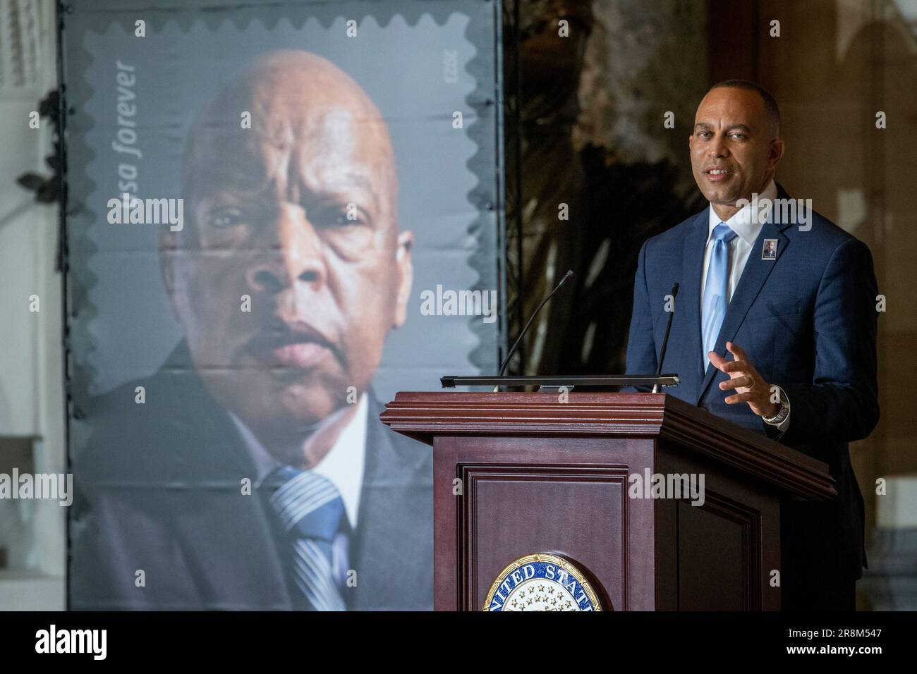 Washington, Vereinigte Staaten Von Amerika. 21. Juni 2023. Der Minderheitenführer Hakeem Jeffries (Demokrat von New York) des United States House spricht während einer Zeremonie zur Enthüllung der verstorbenen Bürgerrechtsikone und des ehemaligen US-Repräsentanten John Lewis (Demokrat von Georgien) in der Statuary Hall im US Capitol in Washington, DC, Mittwoch, 21. Juni 2023. Kredit: Rod Lamkey/CNP/Sipa USA Kredit: SIPA USA/Alamy Live News Stockfoto