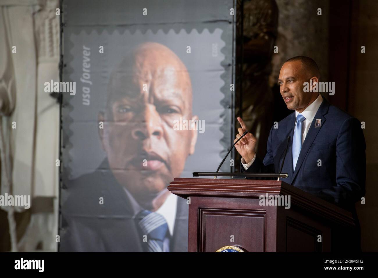 Washington, Vereinigte Staaten Von Amerika. 21. Juni 2023. Der Minderheitenführer Hakeem Jeffries (Demokrat von New York) des United States House spricht während einer Zeremonie zur Enthüllung der verstorbenen Bürgerrechtsikone und des ehemaligen US-Repräsentanten John Lewis (Demokrat von Georgien) in der Statuary Hall im US Capitol in Washington, DC, Mittwoch, 21. Juni 2023. Kredit: Rod Lamkey/CNP/Sipa USA Kredit: SIPA USA/Alamy Live News Stockfoto