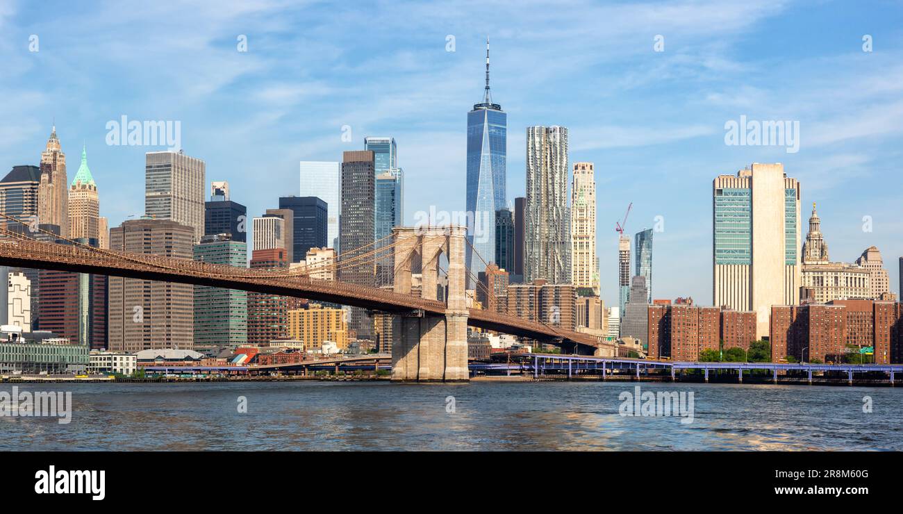 New York City Skyline von Manhattan mit Brooklyn Bridge und World Trade Center Wolkenkratzer Panoramablick durch die USA Stockfoto