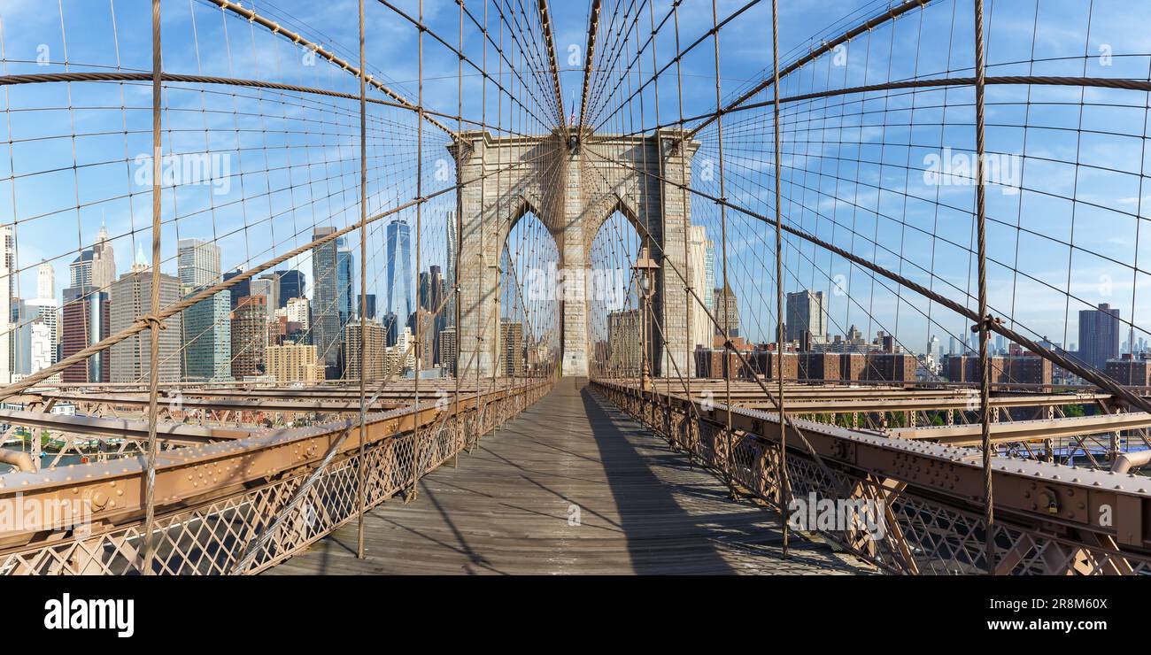 Die Brooklyn Bridge in der Skyline von New York City in Manhattan mit dem Wolkenkratzer des World Trade Center, der durch die USA reist Stockfoto