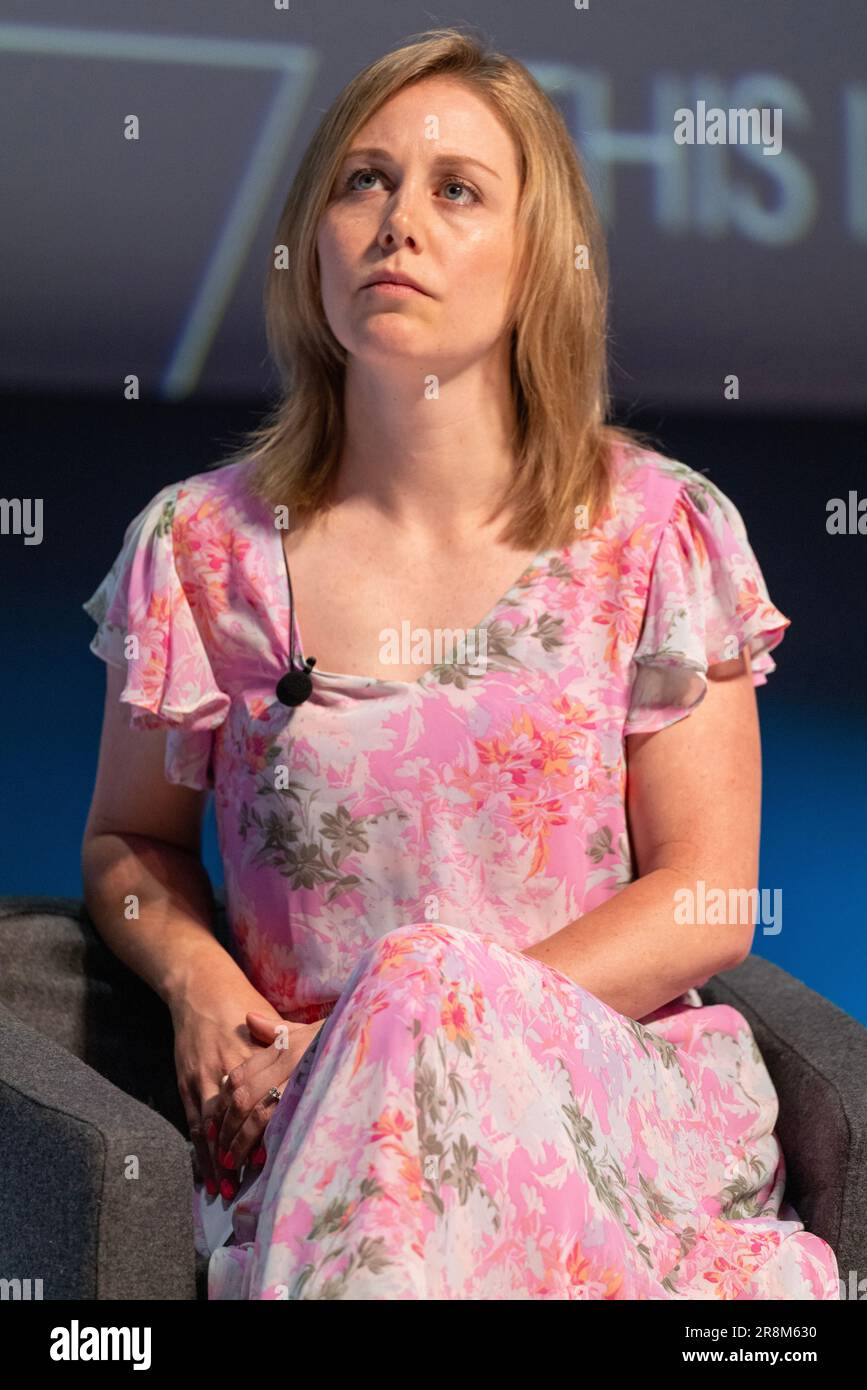 Cannes, Frankreich – Juni 21 2023: Mathias Döpfner (Chairman und CEO Axel Springer SE) und Alyson Shontell (Chefredakteur, Chief Content Officer FORTUNE) nahmen an der KI- und Medienlandschaft Teil – Erschließen neuer Wachstumschancen – Axel Springer-Sitzung auf der Cannes Lions 2023 © ifnm Press Stockfoto