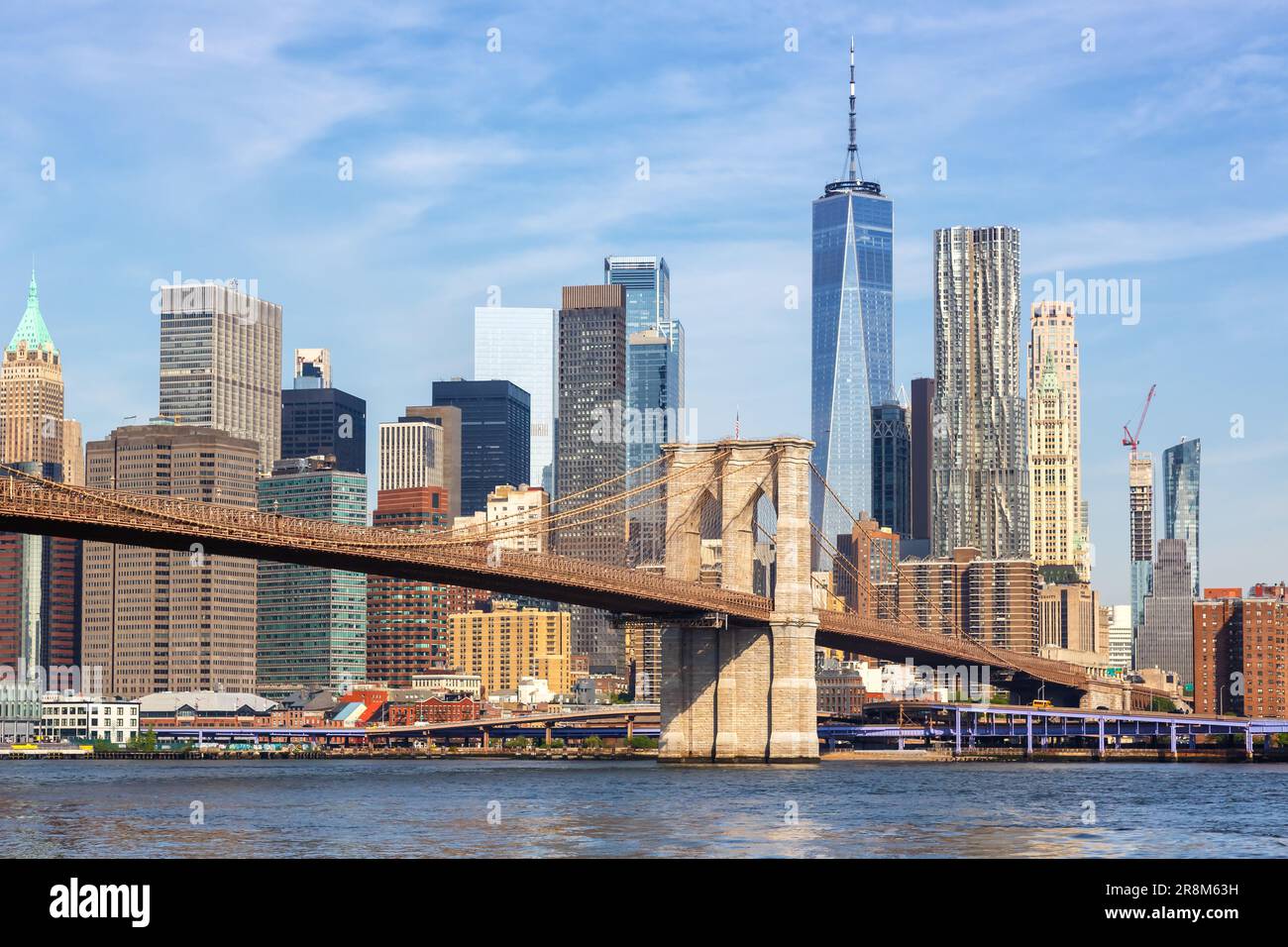New York City Skyline von Manhattan mit Brooklyn Bridge und dem Wolkenkratzer des World Trade Center, der durch die USA reist Stockfoto