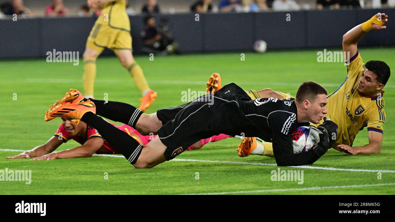 St. Louis, USA. 21. Juni 2023. Real Salt Lake Torwart Gavin Beavers (35, Front) erstickt den Ball nach St. Louis City Stürmer Nicholas Gioacchini (11, im Hintergrund links) und Real Salt Lake Verteidiger Brayan Vera (4, ganz rechts), die sich verheddert haben, als Gioacchini abgeschossen wurde. STL City spielte Real Salt Lake am 21. Juni 2023 in einem Major League Soccer-Spiel im CITY Park Stadium in St. Louis, MO, USA. Foto: Tim Vizer/Sipa USA Kredit: SIPA USA/Alamy Live News Stockfoto