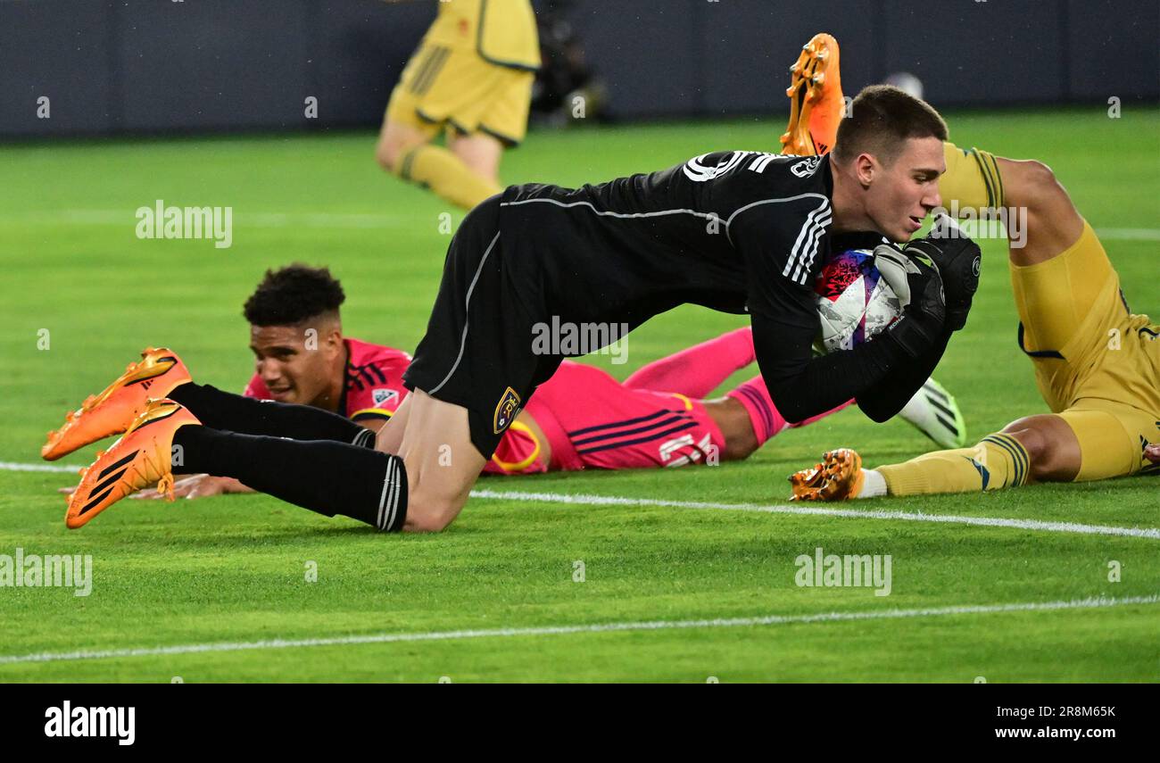 St. Louis, USA. 21. Juni 2023. Real Salt Lake Torwart Gavin Beavers (35, Front) erstickt den Ball nach St. Louis City Stürmer Nicholas Gioacchini (11, im Hintergrund links) und Real Salt Lake Verteidiger Brayan Vera (4, ganz rechts), die sich verheddert haben, als Gioacchini abgeschossen wurde. STL City spielte Real Salt Lake am 21. Juni 2023 in einem Major League Soccer-Spiel im CITY Park Stadium in St. Louis, MO, USA. Foto: Tim Vizer/Sipa USA Kredit: SIPA USA/Alamy Live News Stockfoto
