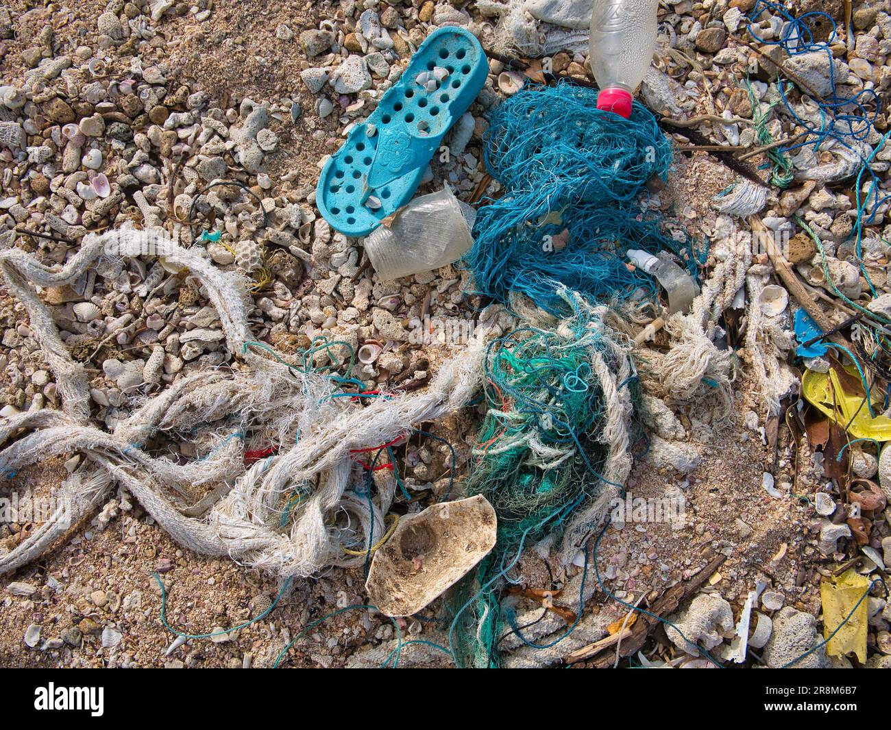 Plastikschutt wurde an einem tropischen Strand angespült. Ein Beispiel für die Meeresplastik-Verschmutzung. Stockfoto