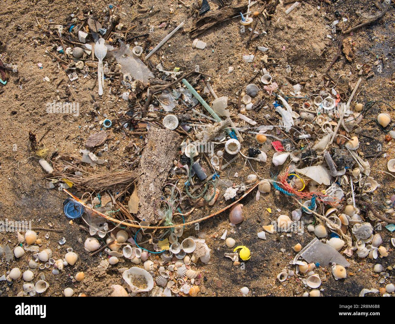 Plastikschutt wurde an einem tropischen Strand angespült. Ein Beispiel für die Meeresplastik-Verschmutzung. Stockfoto