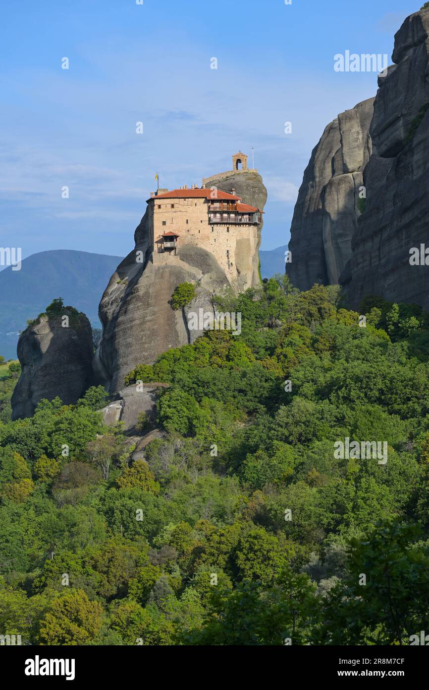 Kloster von St. Nicholas Anapausas auf dem Gipfel der felsigen Klippen in der Meteora-Landschaft in Griechenland, östliche orthodoxe Religion, berühmter Tourismus destin Stockfoto