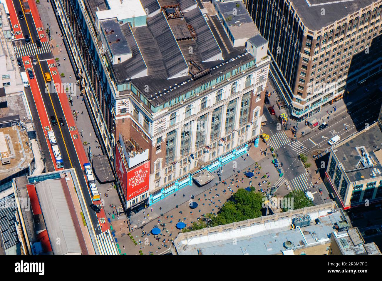 New York City, USA - 16. Mai 2023: Das berühmte Kaufhaus Macys und der Herald Square in Midtown Manhattan, New York City aus der Vogelperspektive Stockfoto
