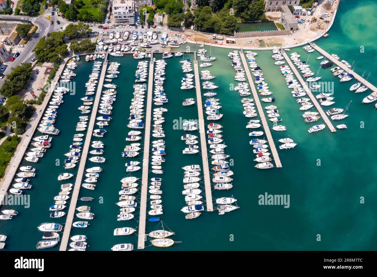 Dubrovnik Marina mit Booten am Mittelmeer Urlaub Dalmatien Luftbildaufnahme von oben durch Kroatien Stockfoto