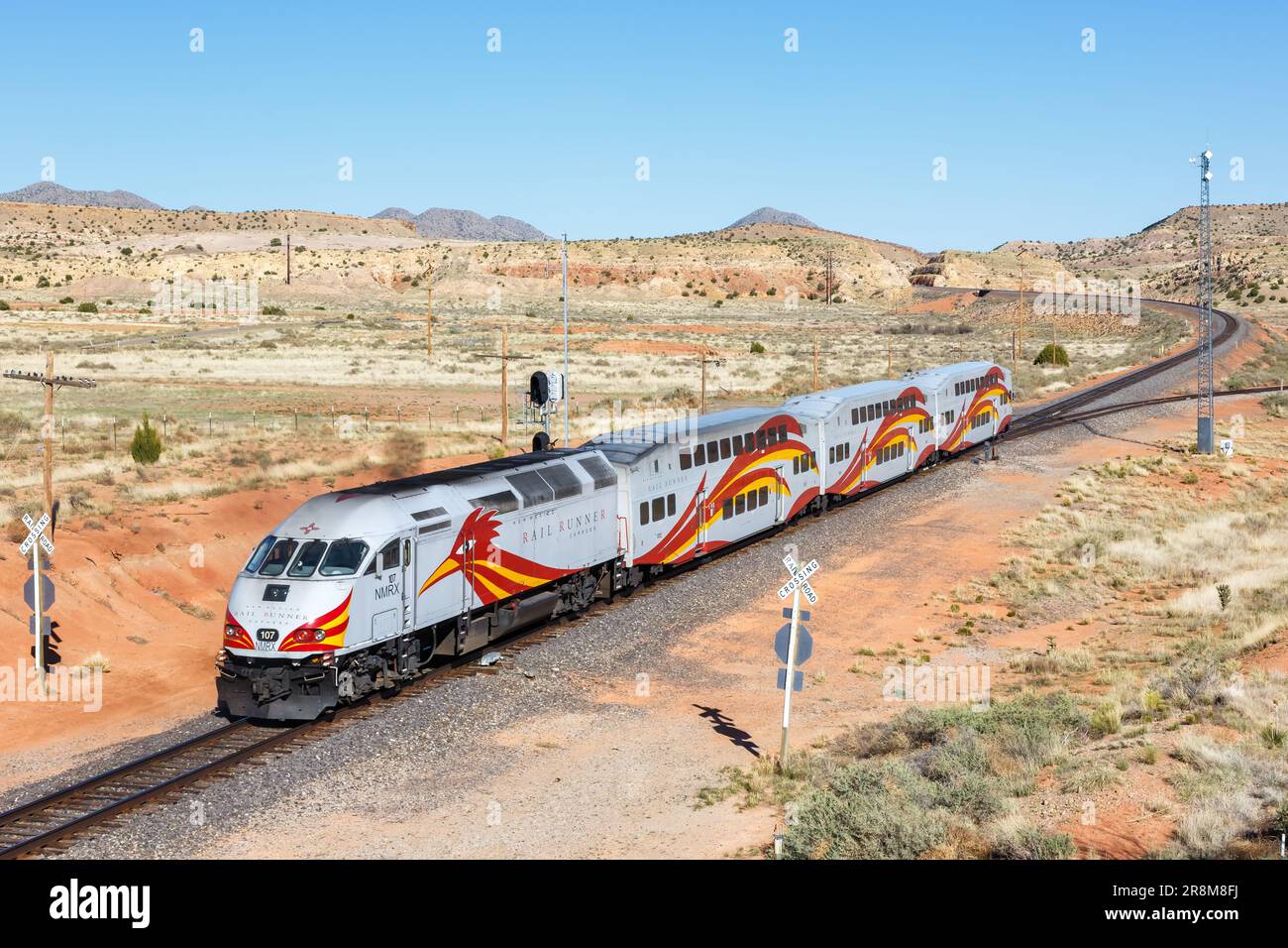 Santa Fe, USA - 8. Mai 2023: New Mexico Rail Runner Express Commuter Train Railways nahe Santa Fe, USA. Stockfoto