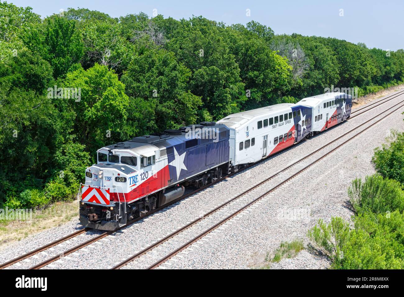 Dallas, Vereinigte Staaten - 5. Mai 2023: Trinity Railway Express TRE, öffentlicher Nahverkehr in Dallas, Vereinigte Staaten. Stockfoto